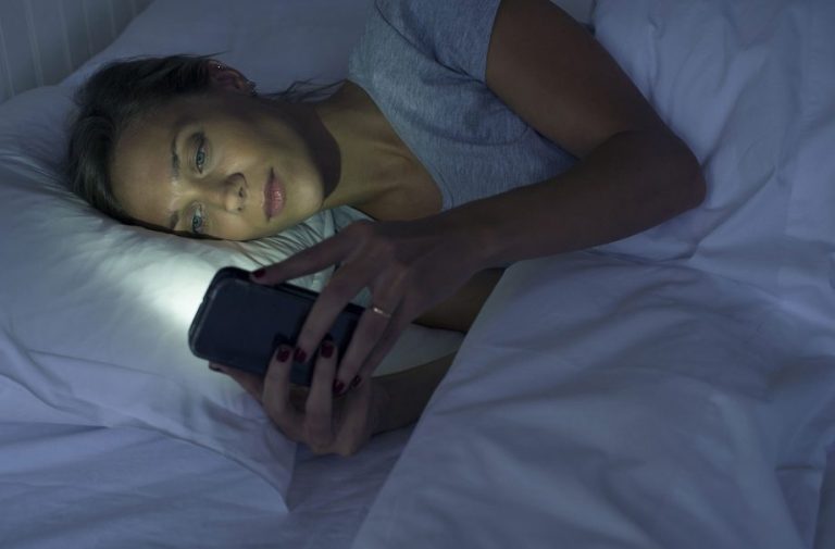 เล่นโทรศัพท์